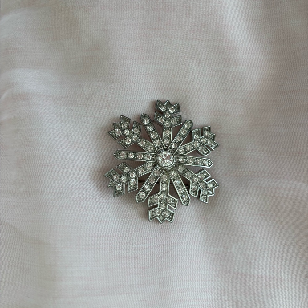 Elegant Silver Snowflake Brooch/Pin